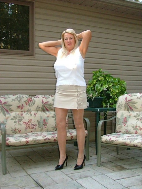 Mature lady Adonna likes torturing her pierced pussy and sexy nipples outdoors