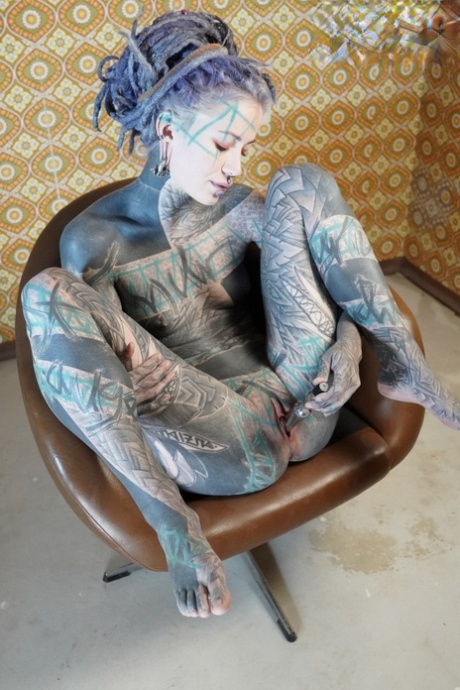 Tattooed girl Anuskatzz pleasures her pussy with a sex machine in her ass