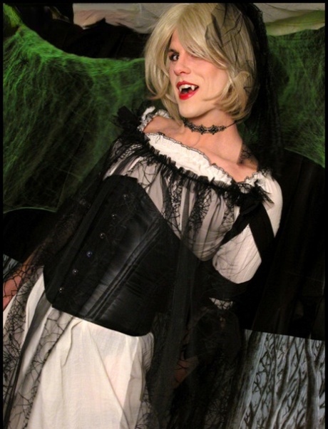 Delia TS performed by Delia TS Hot Photos