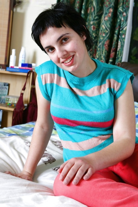Short haired amateur model Skye T spreading her pink vagina