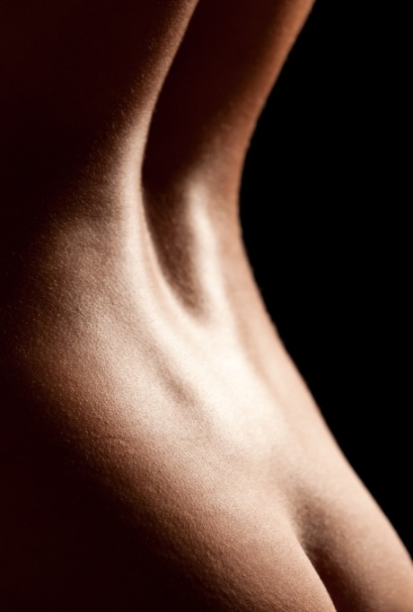 Hot American Bethanie Badertscher teases with her soft skin & hot body parts