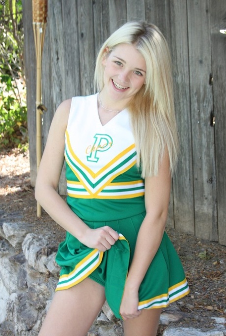 Amateur cheerleader Holly Van Hough spreads her tasty twat outdoors