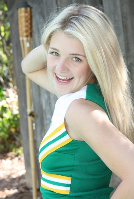 Amateur cheerleader Holly Van Hough spreads her tasty twat outdoors